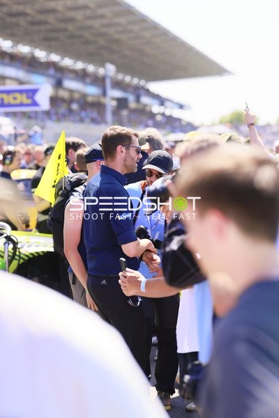 Zuschauer an der Boxengasse