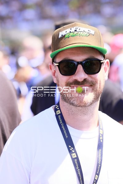 Person mit Cap und Sonnenbrille