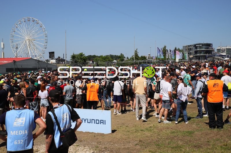 Menschenmenge am Nürburgring