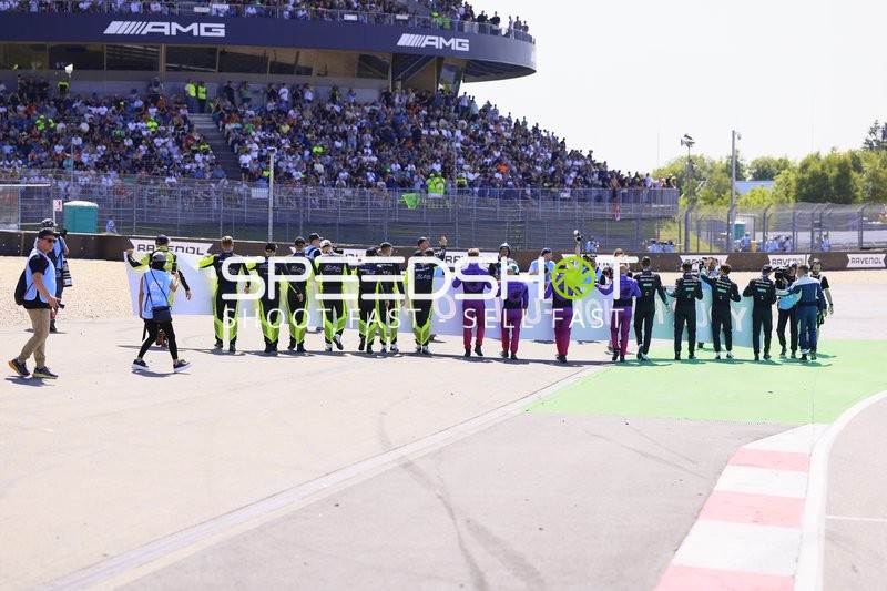 Teams in der Boxengasse