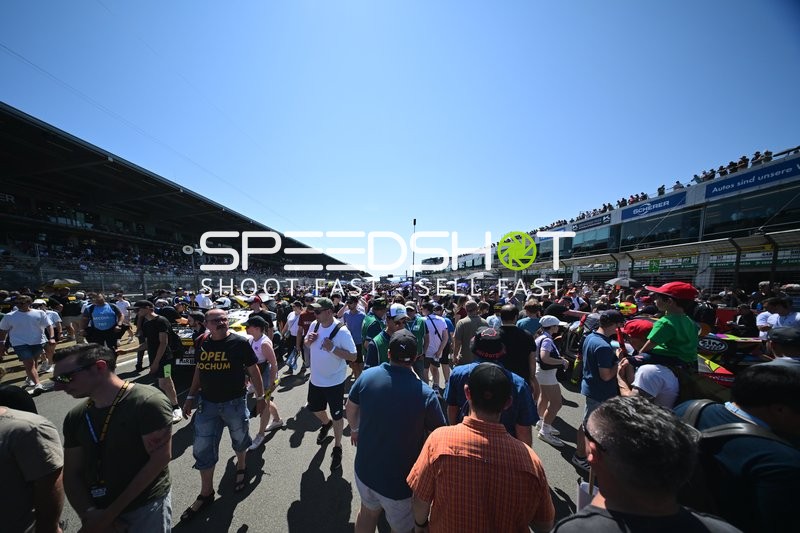 Menschenmenge am Nürburgring