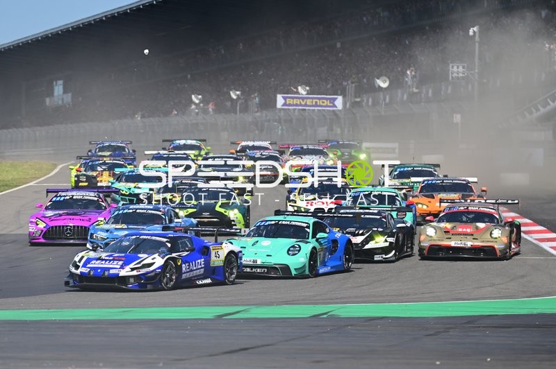 Start des 24h Rennens 2025 am Nürburgring