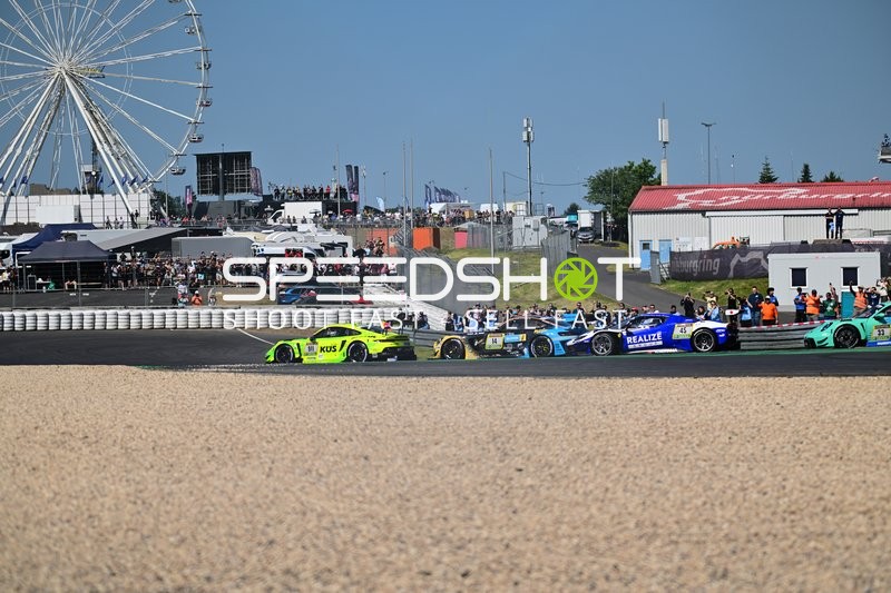 Mehrere Fahrzeuge auf der Rennstrecke