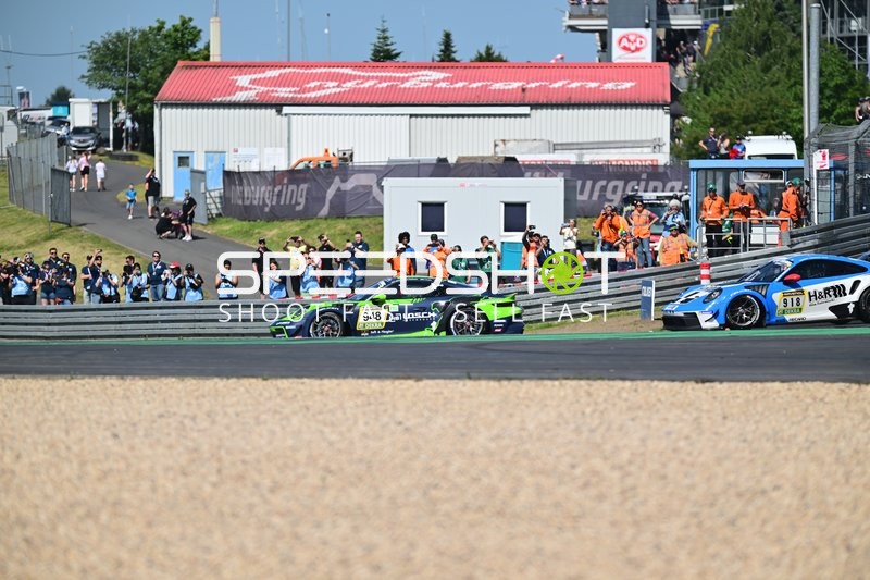 Zwei Rennfahrzeuge auf der Rennstrecke