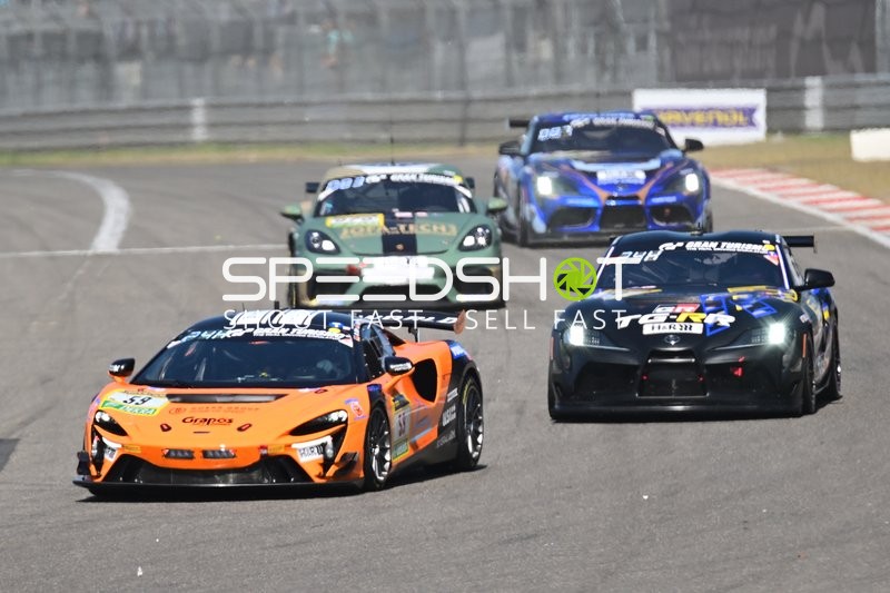 Rennwagen auf Strecke