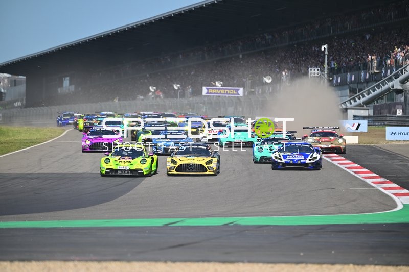 BLACK FALCON Team EAE neben BLACK FALCON Team ZIMMERMANN und REALIZE KONDO RACING with Rinaldi am Start