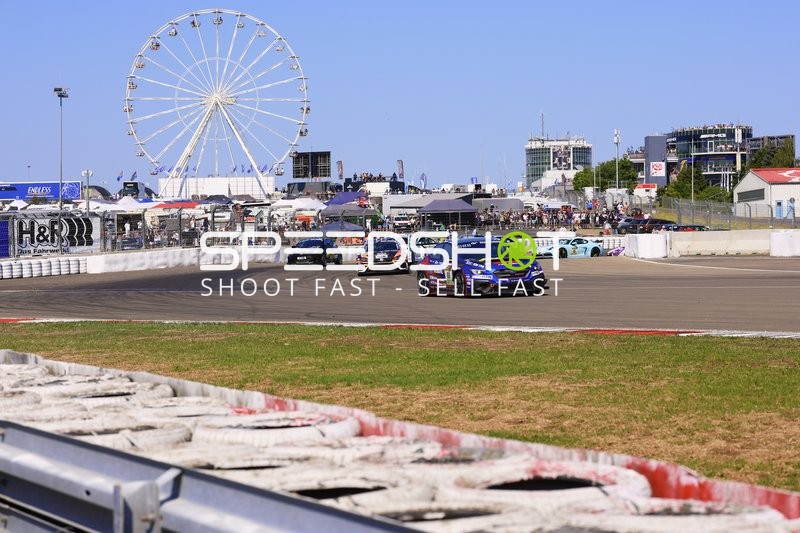 Rennfahrzeuge auf der Strecke