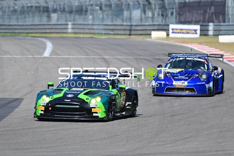 Rennfahrzeuge auf der Rennstrecke