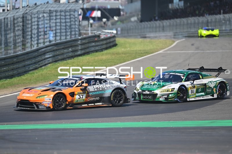 Zwei Fahrzeuge auf der Rennstrecke