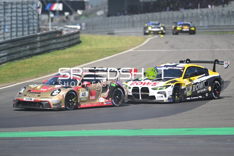 Zwei Fahrzeuge auf der Rennstrecke