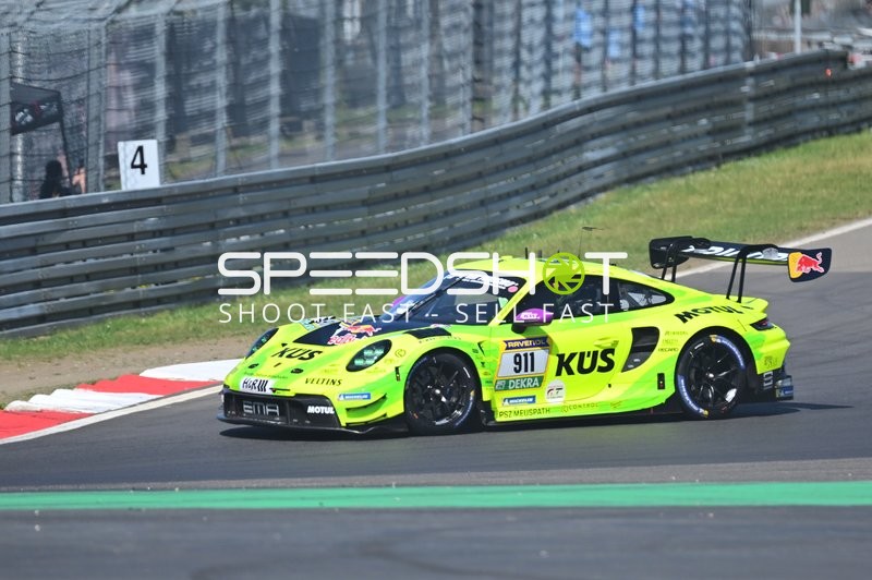 Rennfahrzeug auf der Rennstrecke