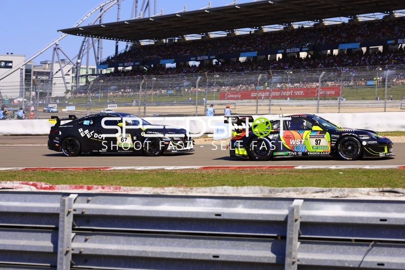 Zwei Rennfahrzeuge auf der Rennstrecke