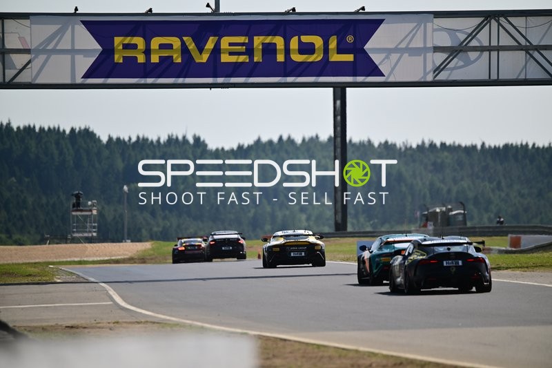 Rennwagen auf Strecke