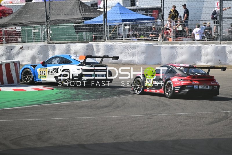 Zwei Rennfahrzeuge auf der Rennstrecke