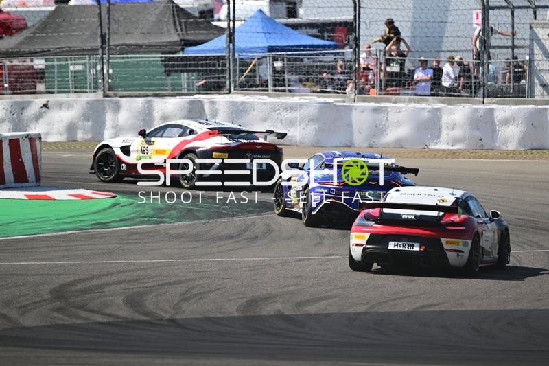 Drei Rennfahrzeuge auf der Rennstrecke