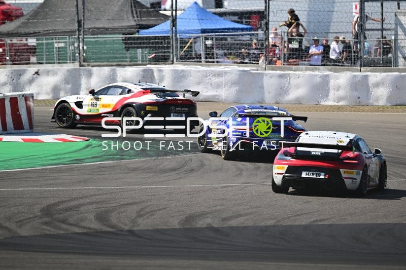 Drei Rennfahrzeuge in Kurve