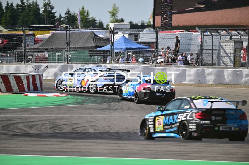 Drei Fahrzeuge in Kurve