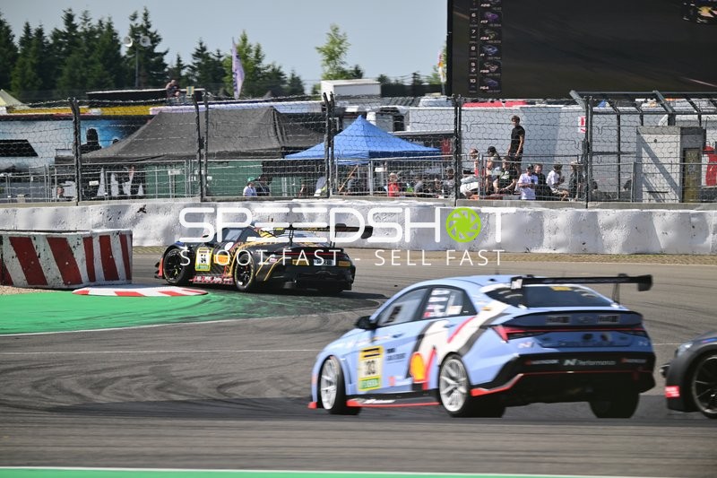 Zwei Fahrzeuge auf der Rennstrecke