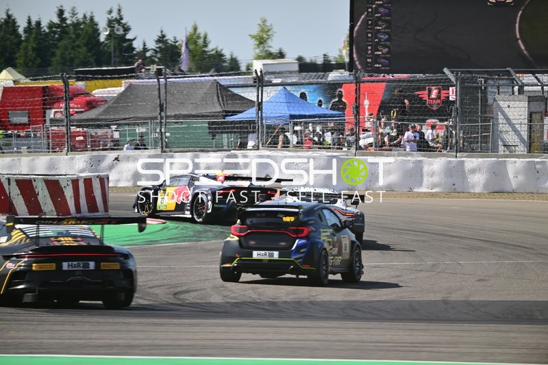 Rennfahrzeuge auf der Rennstrecke