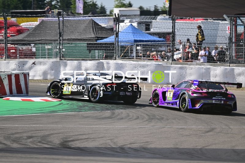 Zwei Rennfahrzeuge auf der Rennstrecke