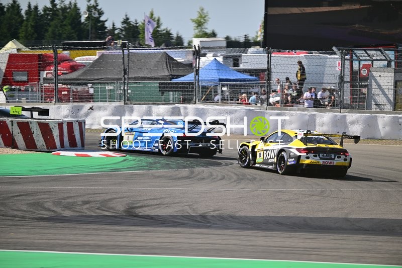 Zwei Fahrzeuge auf der Rennstrecke