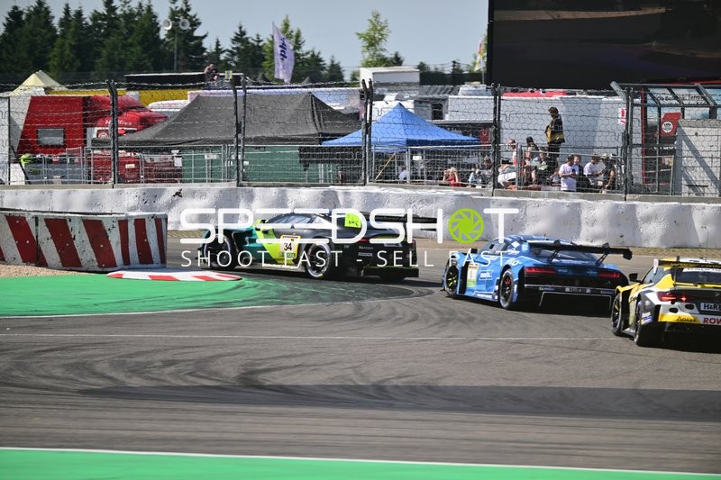 Drei Rennfahrzeuge auf der Rennstrecke