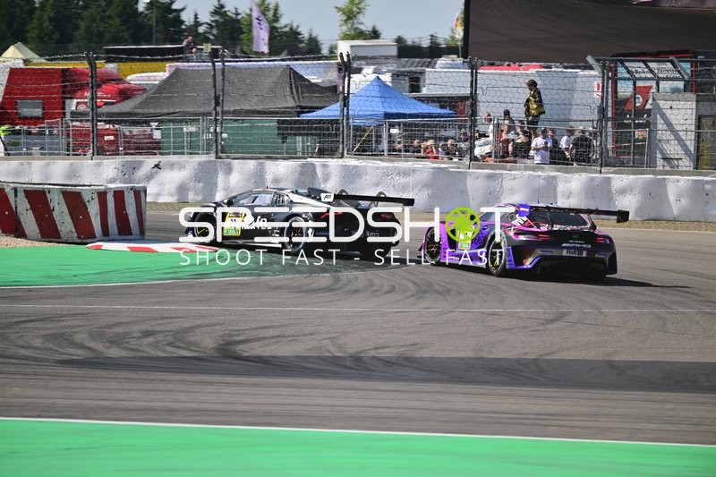 Zwei Fahrzeuge auf der Rennstrecke