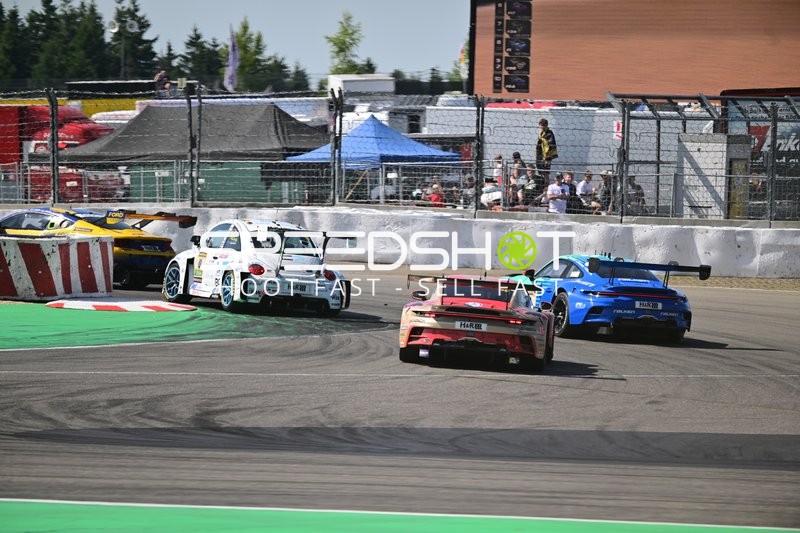 Mehrere Rennfahrzeuge auf der Nordschleife