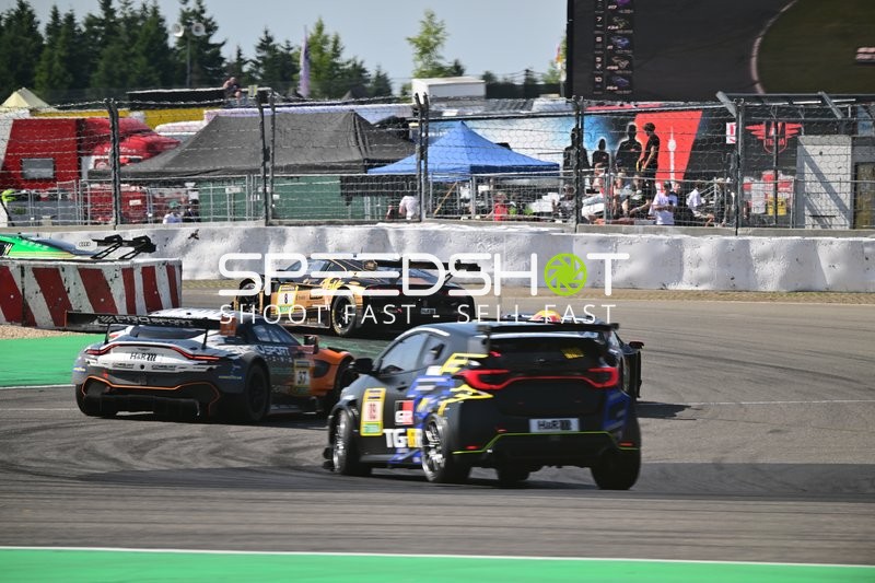 Drei Fahrzeuge auf der Rennstrecke