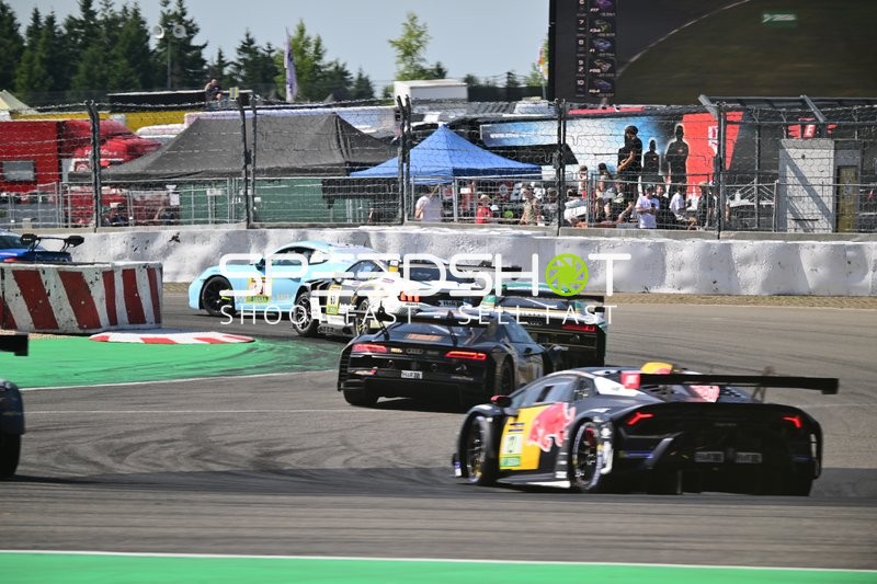 24h Rennen 2025 Nürburgring - GT3 und GT4 Fahrzeuge in Kurve