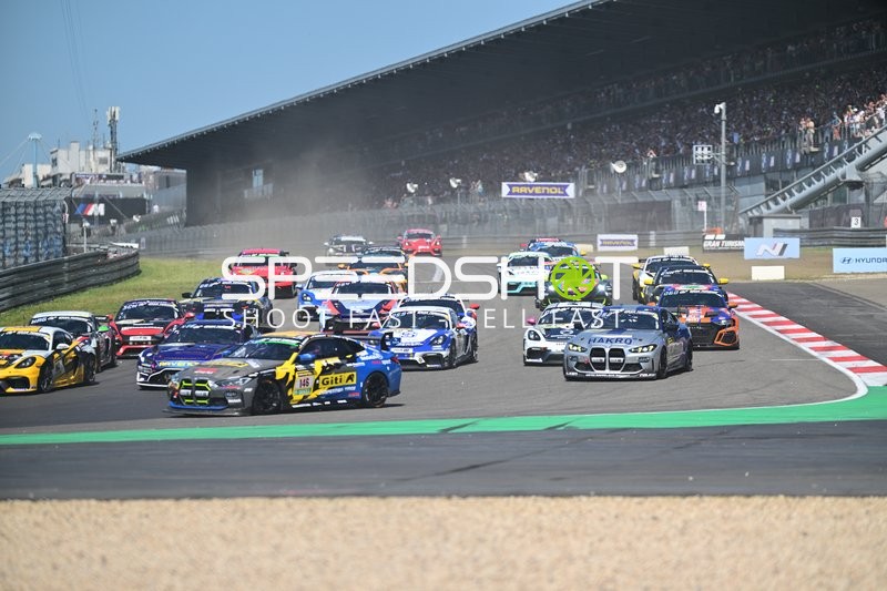 Start- und Zielgerade beim 24h Rennen 2025