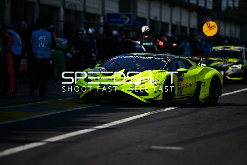 Rennfahrzeug in der Boxengasse