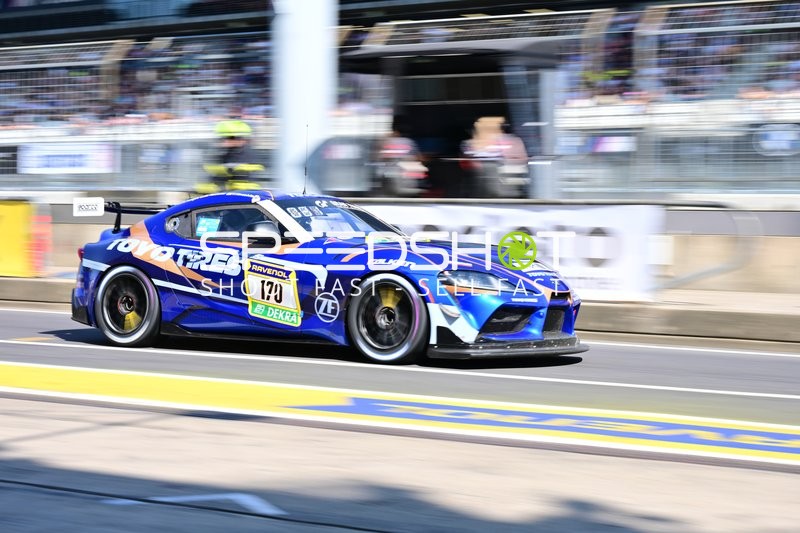 Rennfahrzeug auf der Rennstrecke