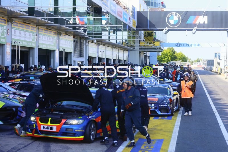 Boxengasse beim 24h Rennen 2025