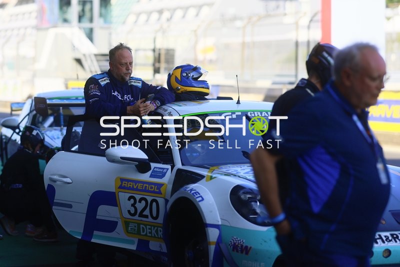 Rennfahrzeug in der Boxengasse