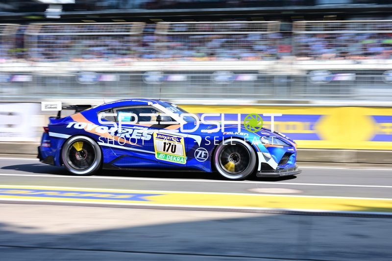 Rennfahrzeug auf der Rennstrecke