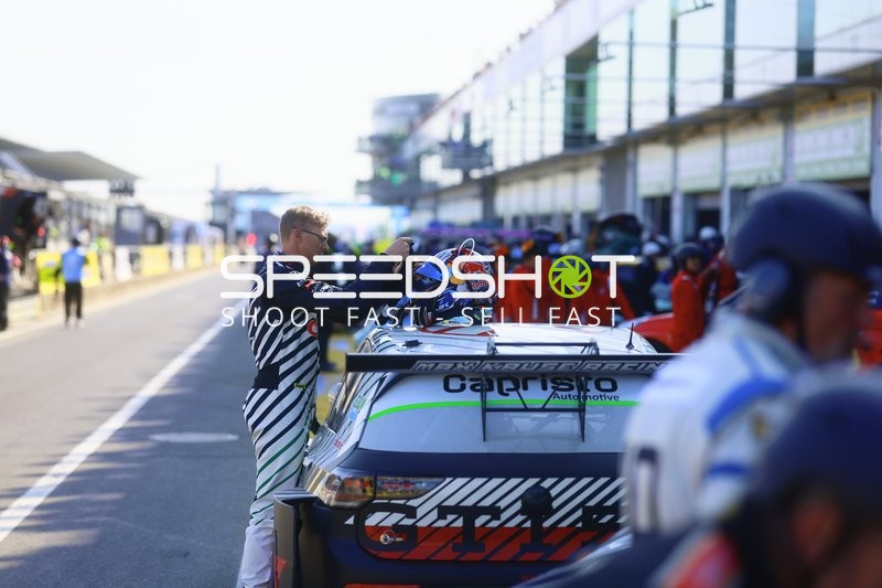 Rennfahrzeug in der Boxengasse