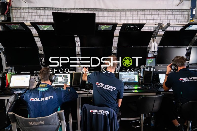 Falken Motorsports Team in der Boxenwand