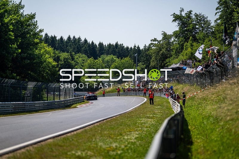 Rennfahrzeug auf der Rennstrecke