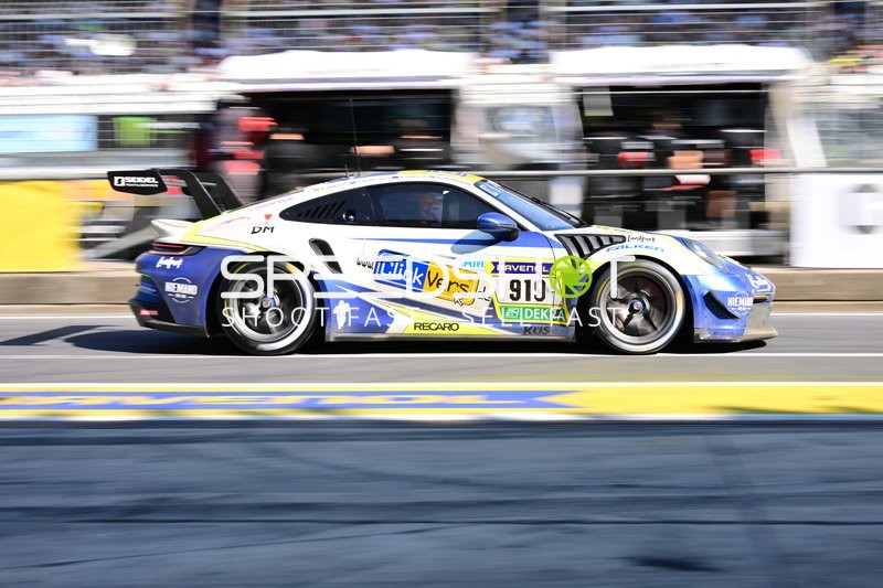 Rennfahrzeug auf der Rennstrecke