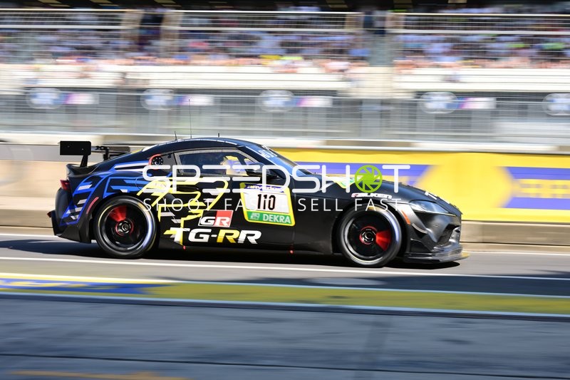 Rennfahrzeug auf der Rennstrecke