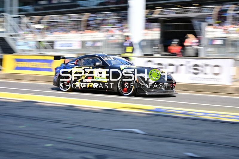 Rennfahrzeug in der Boxengasse