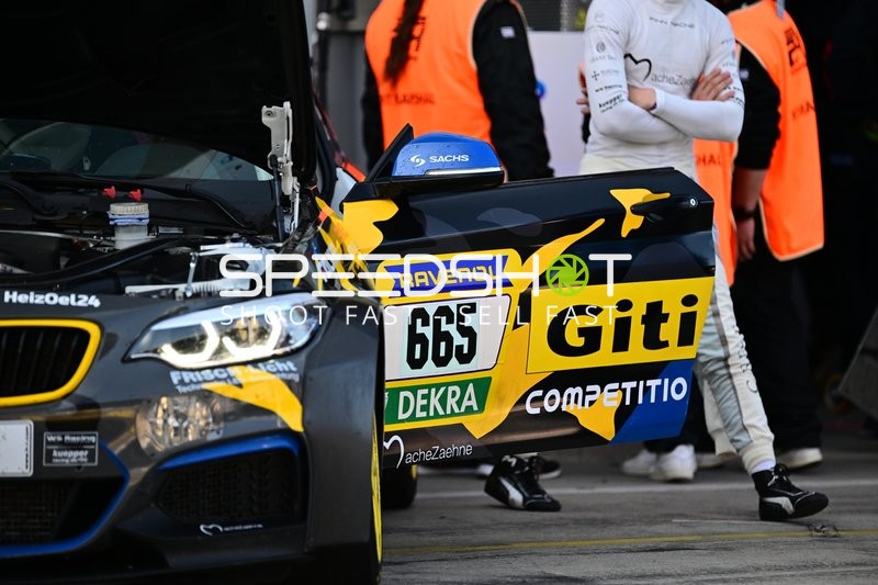 Rennfahrzeug in der Boxengasse
