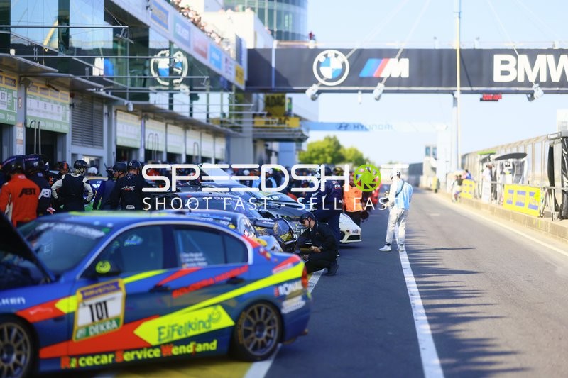 Boxengasse beim 24h Rennen 2025