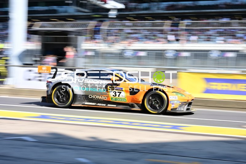 Rennfahrzeug in der Boxengasse