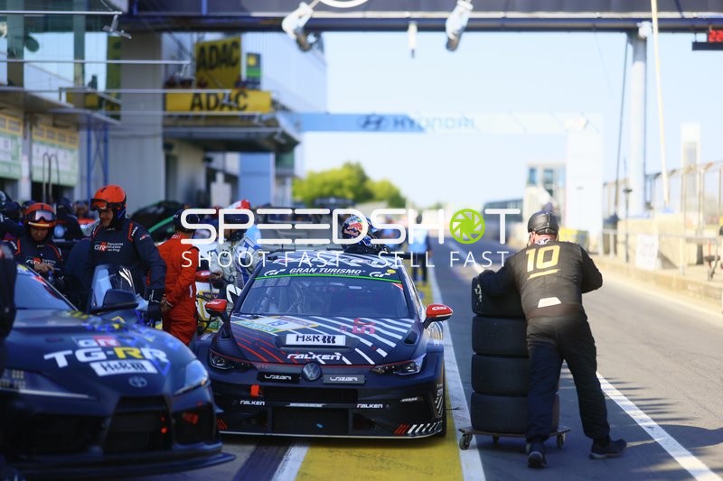 Boxengasse beim 24h Rennen 2025