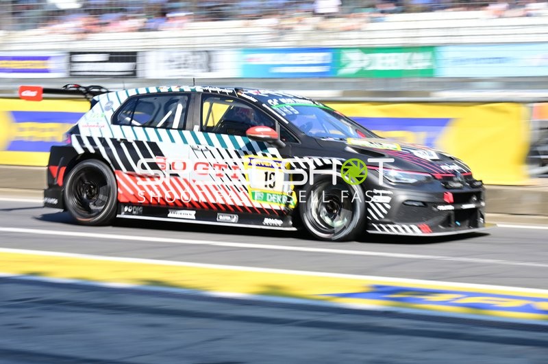 Rennfahrzeug auf der Rennstrecke