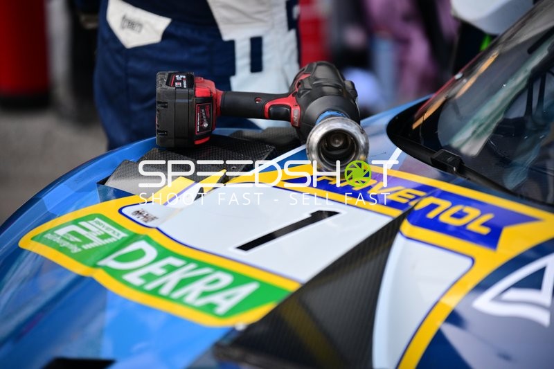 Rennfahrzeug in der Boxengasse