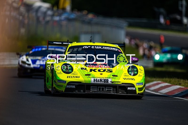 Rennfahrzeug auf der Rennstrecke