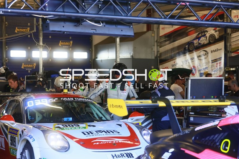 Rennfahrzeug in der Boxengasse